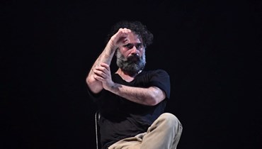 الكوريغرافي العالمي عمر راجح في رقصه ضمن مهرجان بيروت الدولي للرقص المعاصر"بايبود" (حسن عسل).