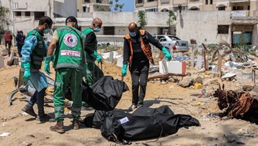 مسعفون فلسطينيون يحملون الجثث التي تم اكتشافها بالقرب من مستشفى الشفاء في مدينة غزة في 17 نيسان 2024 بعد العملية العسكرية الإسرائيلية الأخيرة هناك وسط القتال المستمر في الأراضي الفلسطينية بين إسرائيل وحركة حماس المسلحة - (أ ف ب).
