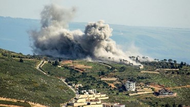 دخان يتصاعد جراء غارة جوية إسرائيلية على قرية الخيام بجنوب لبنان بالقرب من الحدود مع إسرائيل (أ ف ب).