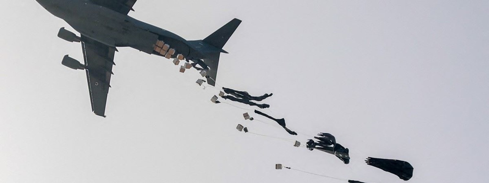 طائرة تابعة لسلاح الجوّ الإماراتي تُلقي مساعدات جوّاً فوق قطاع غزة (أ ف ب).
