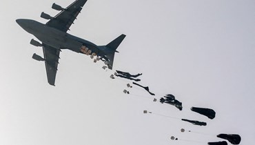 طائرة تابعة لسلاح الجوّ الإماراتي تُلقي مساعدات جوّاً فوق قطاع غزة (أ ف ب).