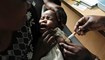 طفل يتلقى تطعيما جديدا ضد الملاريا في كومبيوا غرب كينيا (30 ك1 2009، أ ب).