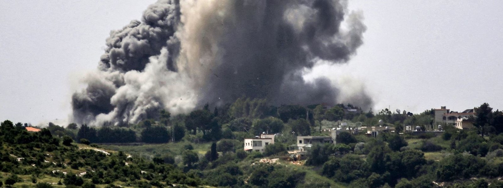 قصف إسرائيلي على قرية علما الشعب، جنوب لبنان (25 نيسان 2024 - أ ف ب).