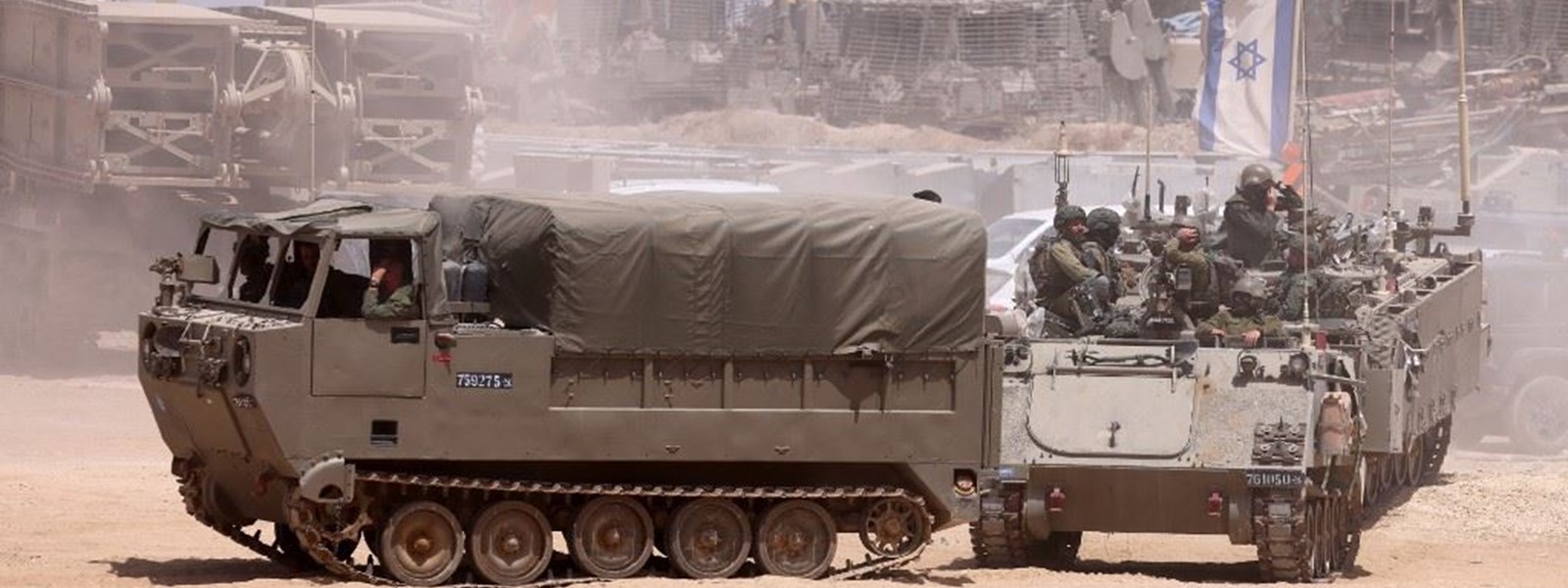 مركبات عسكرية إسرائيلية على طول الحدود مع الأراضي الفلسطينية  (24 نيسان 2024 - أ ف ب).