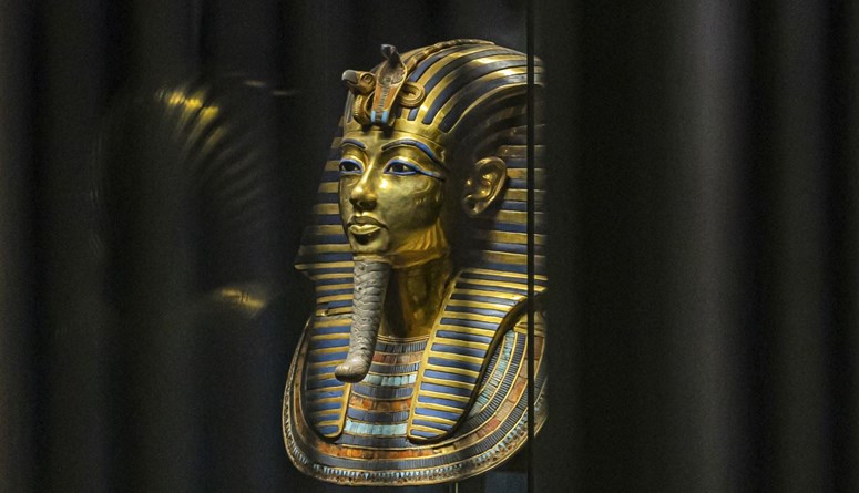 صورة لقناع توت عنخ آمون الذهبي المعروض في المتحف المصري وسط القاهرة في 27 أيلول 2022 ( AFP / KHALED DESOUKI).