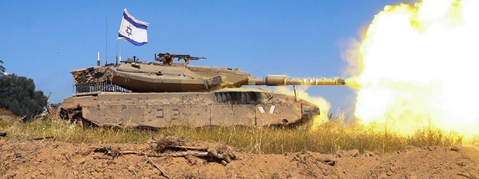 دبابة ميركافا إسرائيلية تقصف قطاع غزة (أ ف ب).