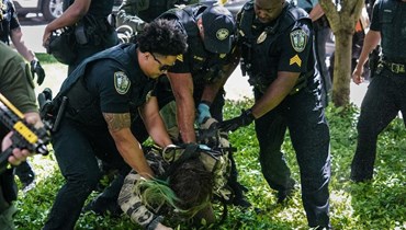 استخدام مفرط للقوّة من الشرطة الأميركية ضدّ الطلاب المتظاهرين في الجامعات الأميركية (أ ف ب).