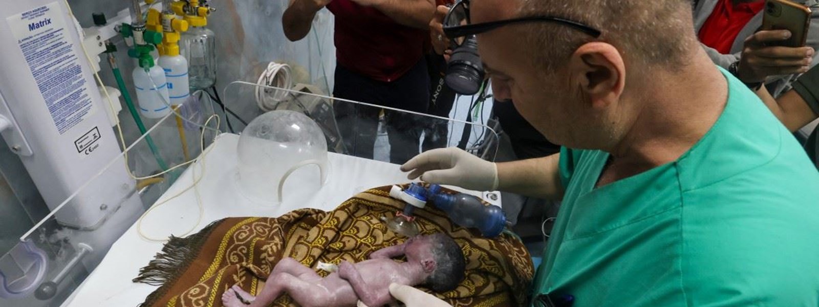 خلال ولادة الرضيعة "صابرين روح" في غزة (أ ف ب).