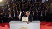 المخرج السينمائي الفرنسي لوران كانتيه يقف خلال جلسة تصوير بعد فوزه بجائزة السعفة الذهبية عن فيلمه "Entre Les Murs (The Class)" خلال الحفل الختامي لمهرجان كان السينمائي الدولي الحادي والستين في 25 أيار 2008 في كان، جنوب فرنسا - "أ ف ب".