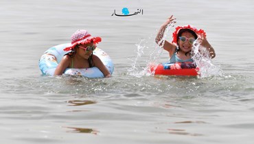 طفلتان تسبحان في البحر خلال موجة الحرّ التي ضربت لبنان (حسام شبارو).