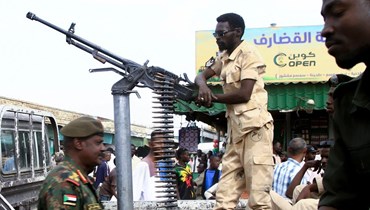 دورية لقوات الأمن السودانية في منطقة تجارية بمدينة القضارف بشرق السودان (3 نيسان 2024- أ ف ب). 