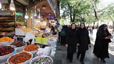 إيرانيات يمشين قرب متاجر في طهران (21 نيسان 2024، أ ف ب). 