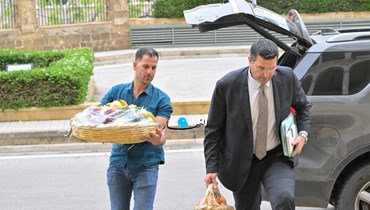 وزير الزراعة يحضر إلى جلسة الحكومة حاملاً سلّة فاكهة (نبيل إسماعيل). 