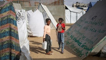 أطفال في مخيّمات النزوح في رفح (أ ف ب).