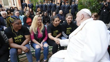 البابا فرنسيس خلال زيارته نزلاء في الفناء الداخلي لسجن النساء في البندقية (28 نيسان 2024، أ ف ب). 