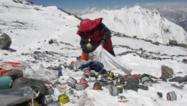 شيربا نيبالي يجمع القمامة التي تركها متسلقون على ارتفاع 8 آلاف متر خلال رحلة لتنظيف جبل إيفرست (23 ايار 2010، أ ف ب).