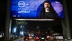 سيارات تمر تحت لوحة إعلانية لمسلسل "الحشاشين" على طريق في ضاحية مصر الجديدة بشرق القاهرة (3 آذار 2024، أ ف ب). 