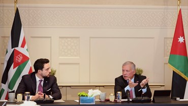 الملك عبدالله الثاني خلال اجتماع بممثلين لشركة مناجم الفوسفات الأردنية (30 نيسان 2024، الديوان الملكي الهاشمي). 