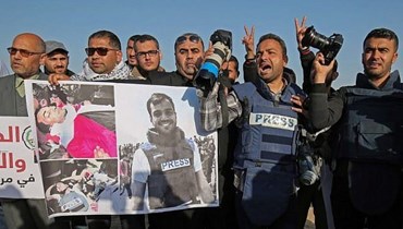 صحافيون فلسطينيون يتظاهرون تنديدًا باستهداف زملاء لهم (أ.ف.ب).