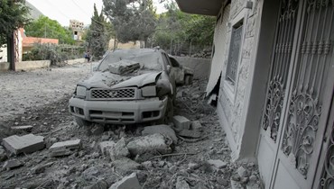 أضرار في المنازل والسيارات جرّاء غارة إسرائيلية في شبعا، جنوب لبنان (أ ف ب). 