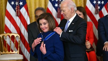 الرئيس الأميركي جو بايدن يقدّم وسام الحرية الرئاسي للنائبة الأميركية نانسي بيلوسي في الغرفة الشرقية للبيت الأبيض في واشنطن العاصمة (3 أيار 2024 - أ ف ب).