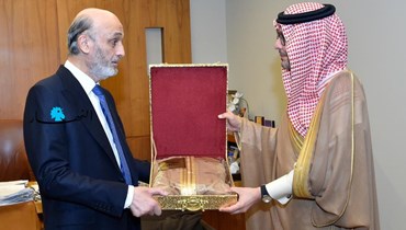 السفير السعوديّ ورئيس "القوّات" خلال الاجتماع.