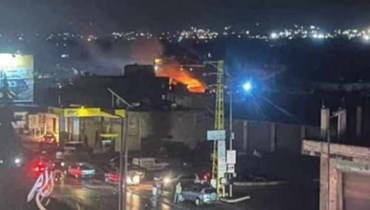 الدخان يتصاعد جرّاء غارات إسرائيليّة فجراً على مبنى خالٍ كان يشغله "حزب الله" في بلدة سرعين - بعلبك. 