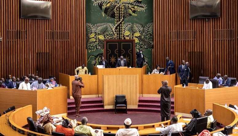 رئيس الجمعية الوطنية أمادو مامي ديوب (في الوسط) يفتتح جلسة مناقشة قانون العفو المقترح في دكار (6 آذار 2024، أ ف ب).