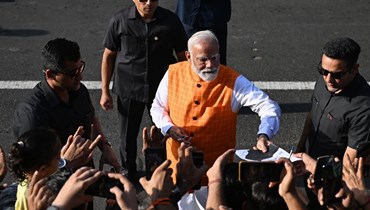 رئيس الوزراء الهندي ناريندرا مودي يدلي بصوته في الانتخابات العامة (أ ف ب). 