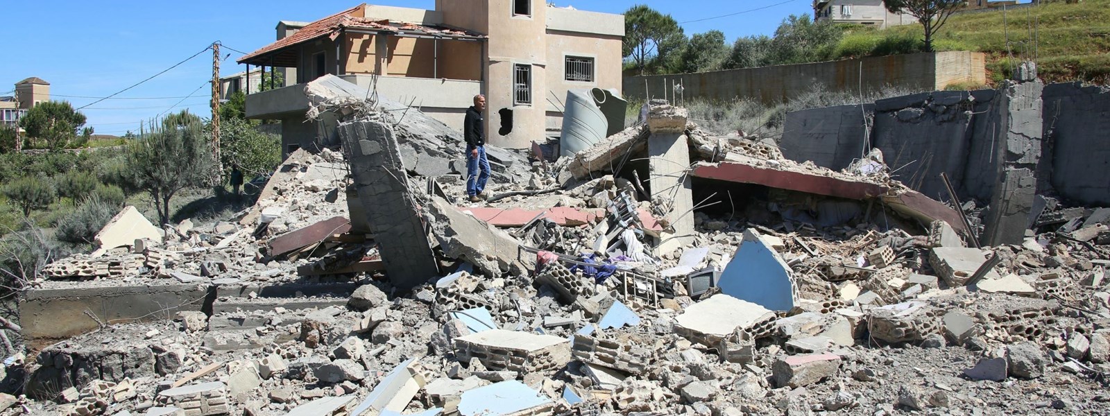آثار الدمار الذي سببه الطيران الإسرائيلي أمس في بلدة كفرحمام. (أ ف ب)