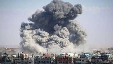 دخان يتصاعد بعد القصف الإسرائيلي على رفح (أ ف ب).