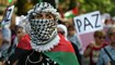 متظاهرة داعمة لغزّة في مدريد ترتدي الكوفية الفلسطينية (أ ف ب).