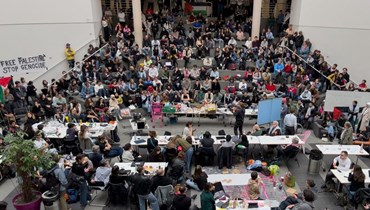 صورة التقطت بتاريخ 7 أيار 2024 في جنيف تظهر متظاهرين وناشطين مؤيدين للفلسطينيين يعقدون اجتماعاً في القاعة التي احتلوها في جامعة جنيف - أ ف ب.