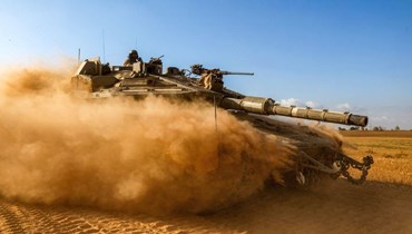 دبابة قتالية تابعة للجيش الإسرائيلي تتحرك بالقرب من الحدود مع قطاع غزة في موقع بجنوب إسرائيل (13 أيار 2024 - أ ف ب).