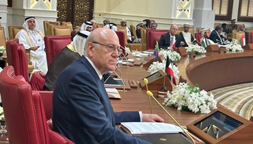 الرئيس نجيب ميقاتي ممثلاً لبنان أمس في القمة العربية في غياب مستمر منذ 18 شهراً لرئيس للبلاد.