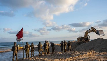 القوات الإسرائيلية أثناء عمليات ربط رصيف عائم لجلب المساعدات الإنسانية إلى قطاع غزة (16 أيار 2024 - أ ف ب).