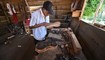 عامل في بوليفيا يصنع الكمان (أ.ف.ب)