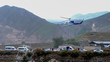 المروحية التي تقل الرئيس الإيراني إبراهيم رئيسي وهي تقلع من الحدود الإيرانية مع أذربيجان بعد افتتاح سد قيز قلاسي في آراس (19 أيار 2024، أ ف ب).