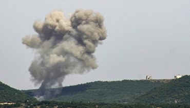 دخان يتصاعد من موقع غارة جوية إسرائيلية على مشارف قرية رامية بجنوب لبنان (أ ف ب). 