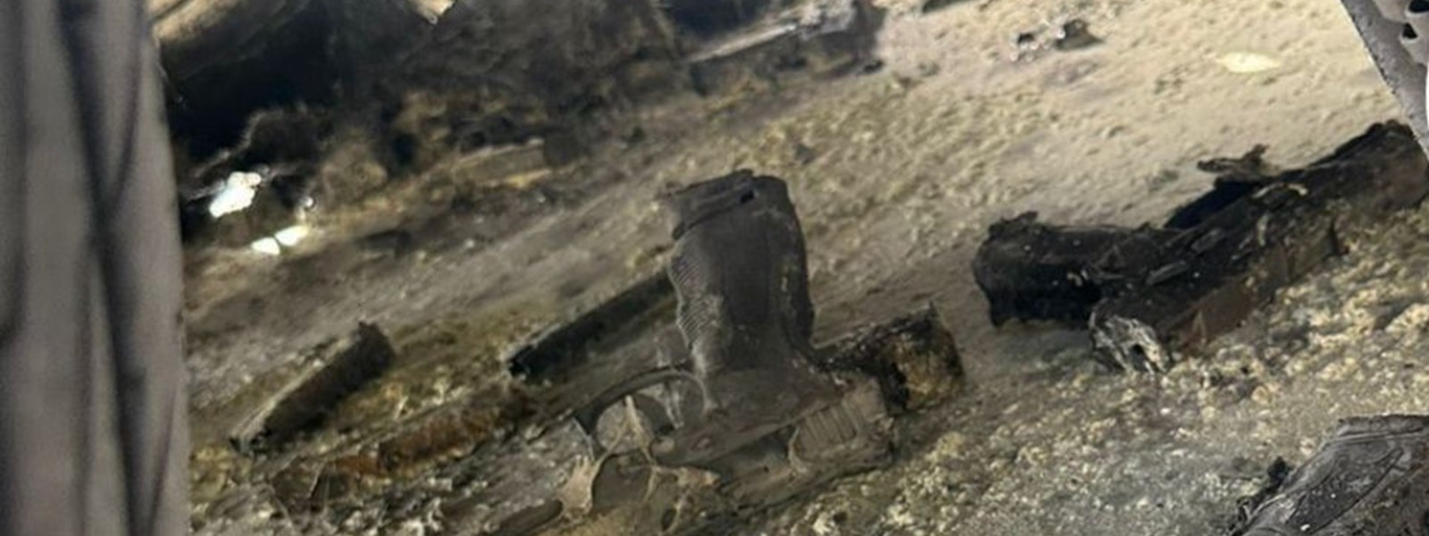 عدد من المسدسات المهربة التي سقطت من الشاحنة المحترقة أول من أمس في منطقة البترون.