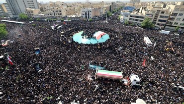 بالصور- خامنئي يؤم الصلاة على الجثامين... طهران تُودّع الرئيس الإيراني ومرافقيه بمشاركة وفود أجنبية