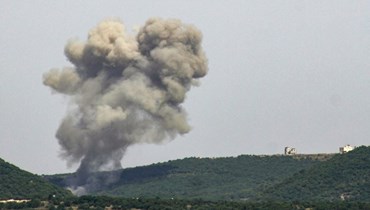 دخان يتصاعد من موقع غارة جوية إسرائيلية بجنوب لبنان (أ ف ب).