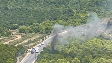 بالفيديو- سقوط إصابة باستهداف مسيّرة إسرائيلية سيارة على طريق كوثرية الرز بين الزرارية وأبو الأسود