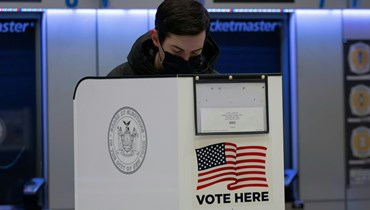 رجل يدلي بصوته في نيويورك خلال التنتخابات المبكرة (أ ف ب).