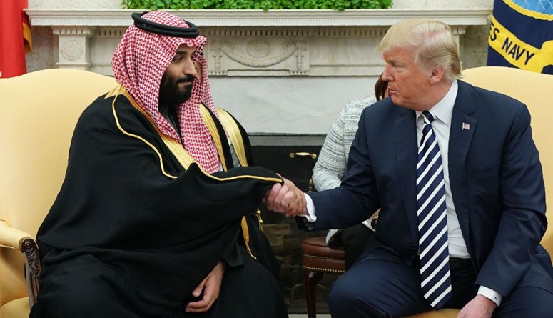 ولي العهد السعودي محمد بن سلمان مصافحاً الرئيس الأميركي دونالد ترامب (أ ف ب).