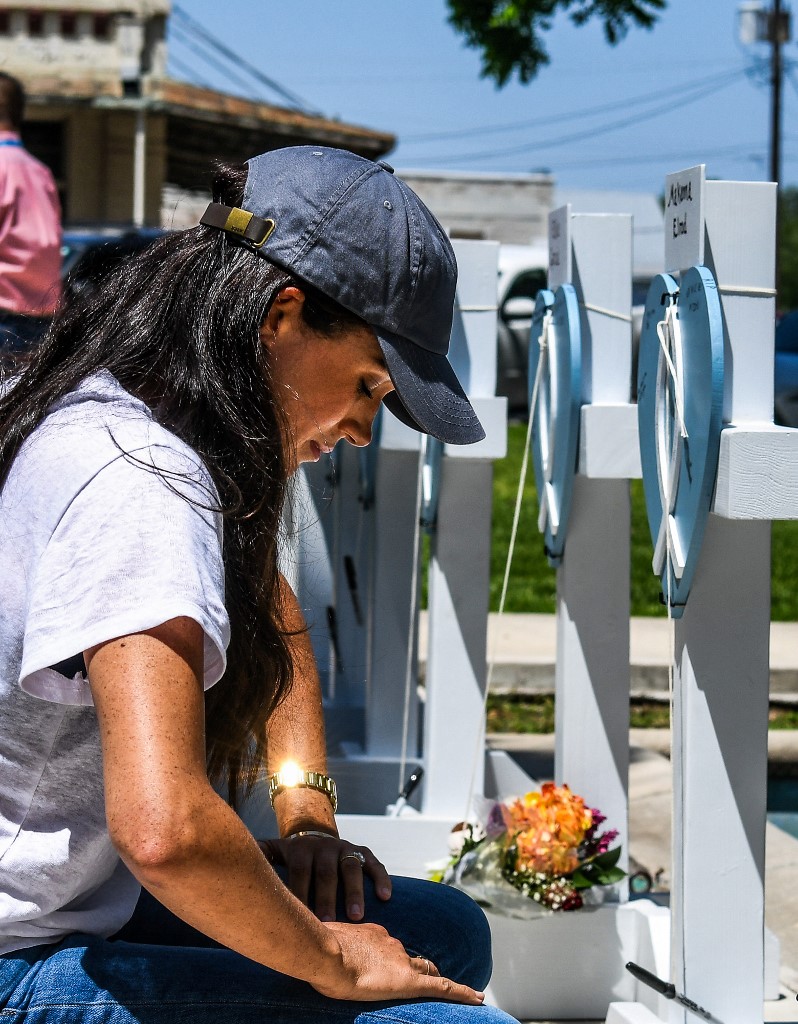 تعاطف كبير مع ضحايا مدرسة تكساس وميغان ماركل تزور المدرسة والنصب التذكاري للضحايا 