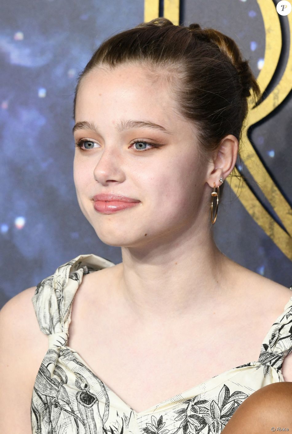 ابنة أنجلينا جولي تتخلّى عن قصّتها الصبيانيّة وترتدي فستانًا خلال عرض فيلم  الأبدية في هوليوود | النهار