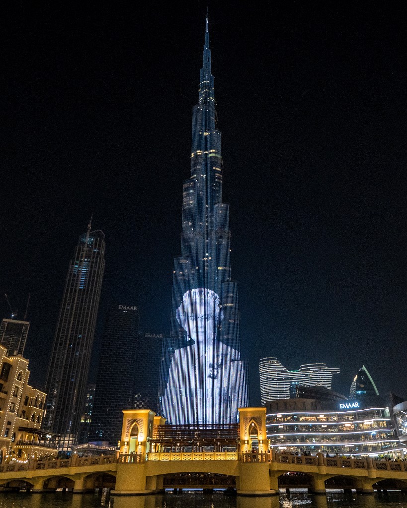 صورة الملكة إليزبيث الثانية تضيء برج خليفة