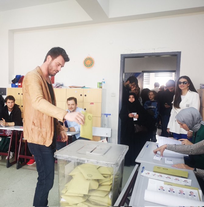 النجوم الأتراك يدلون بأصواتهم في الانتخابات الرئاسيّة والبرلمانيّة