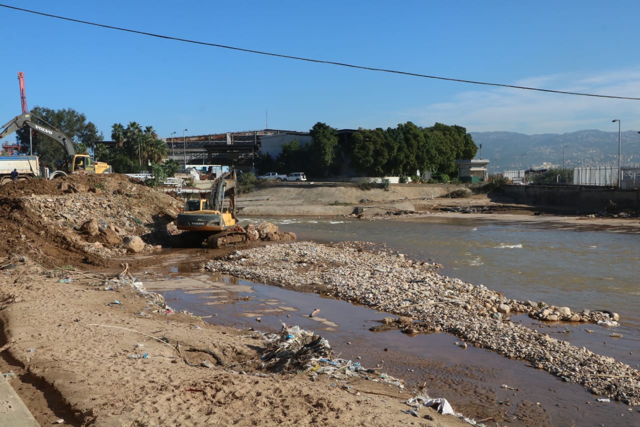 بالصور - تنظيف مجاري نهر بيروت قبيل المنخفض الجوي القادم